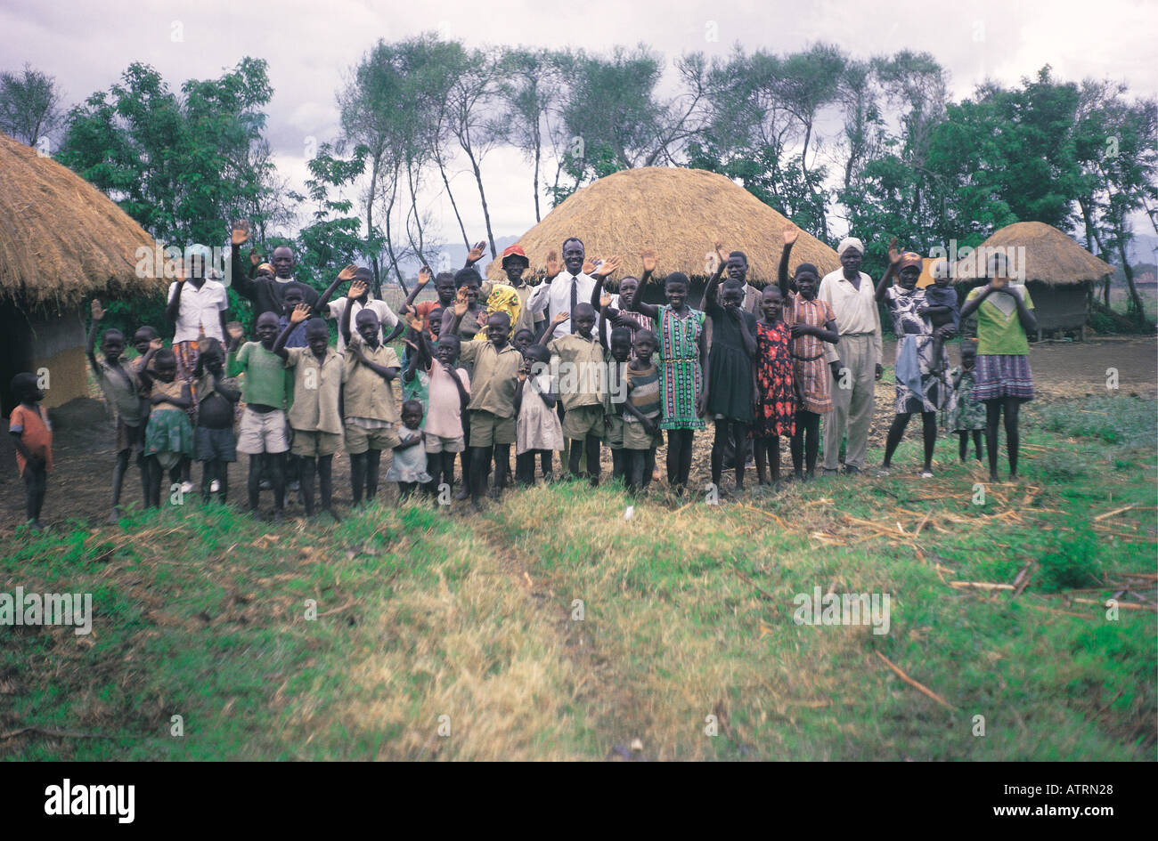 Eine Großfamilie Luo 37 Erwachsene und Kinder vor ihrem Haus in South Nyanza westlichen Kenia in Ostafrika Stockfoto