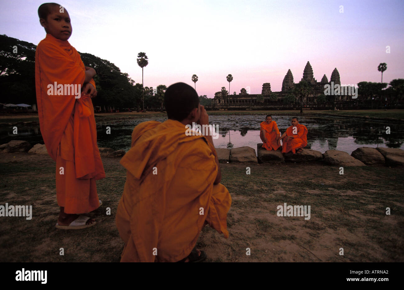 Angkor Mönche Aufnahmen gegenseitig bei der Tempel Angkor Wat bei Sonnenaufgang Stockfoto