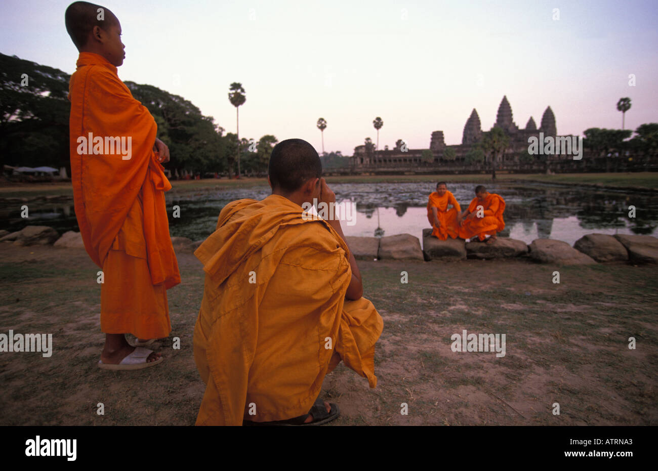 Angkor Mönche Aufnahmen gegenseitig bei der Tempel Angkor Wat bei Sonnenaufgang Stockfoto