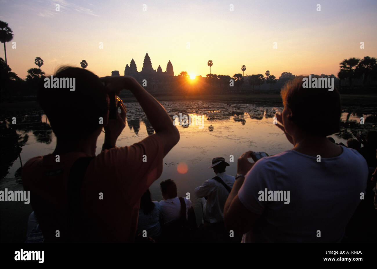 Angkor Touristen fotografieren des Tempels Angkor Wat bei Sonnenaufgang Stockfoto