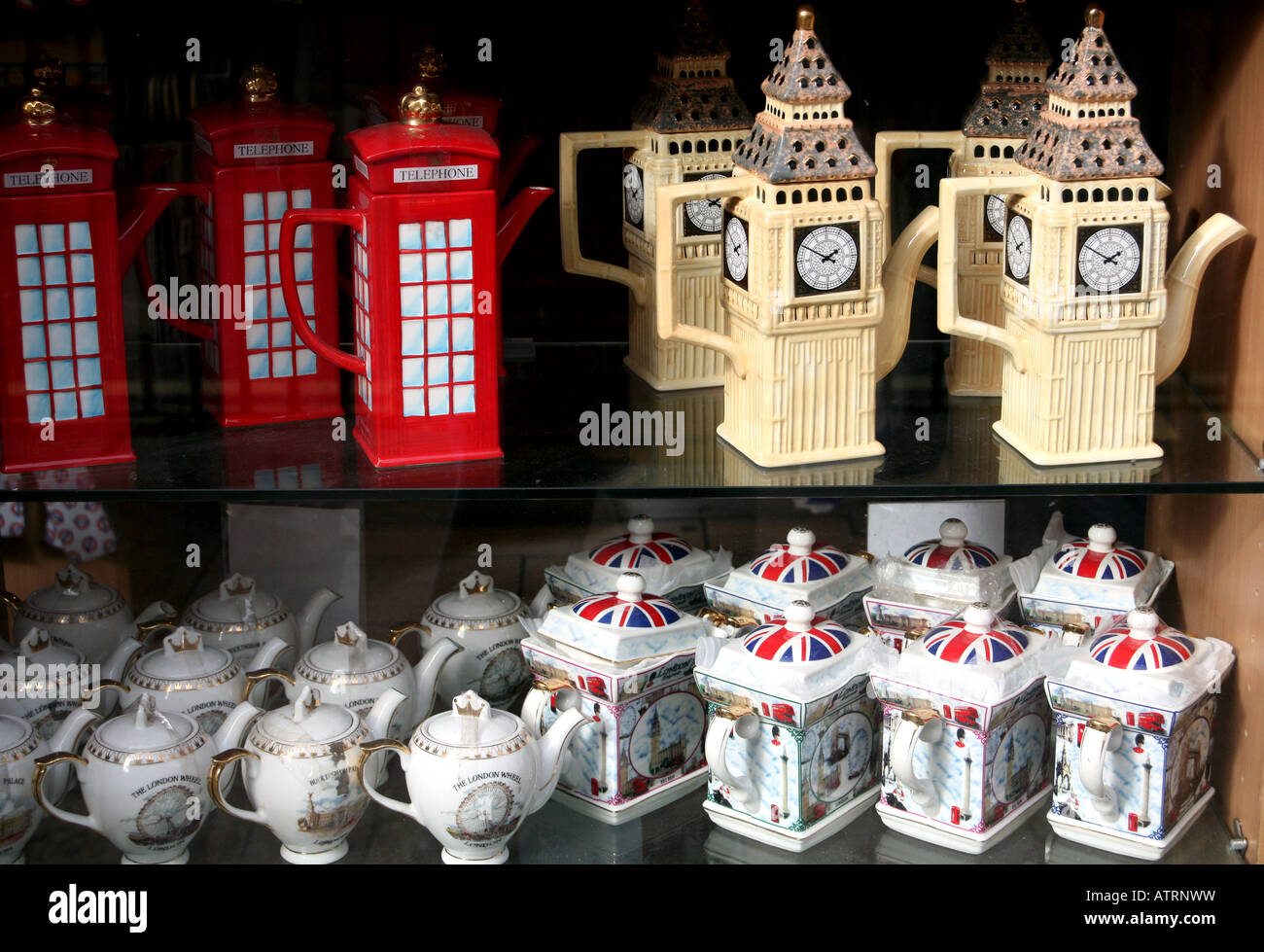 Souvenirs zum Verkauf in London einkaufen, Big Ben, London Eye und rote Telefon Box Teekannen Stockfoto