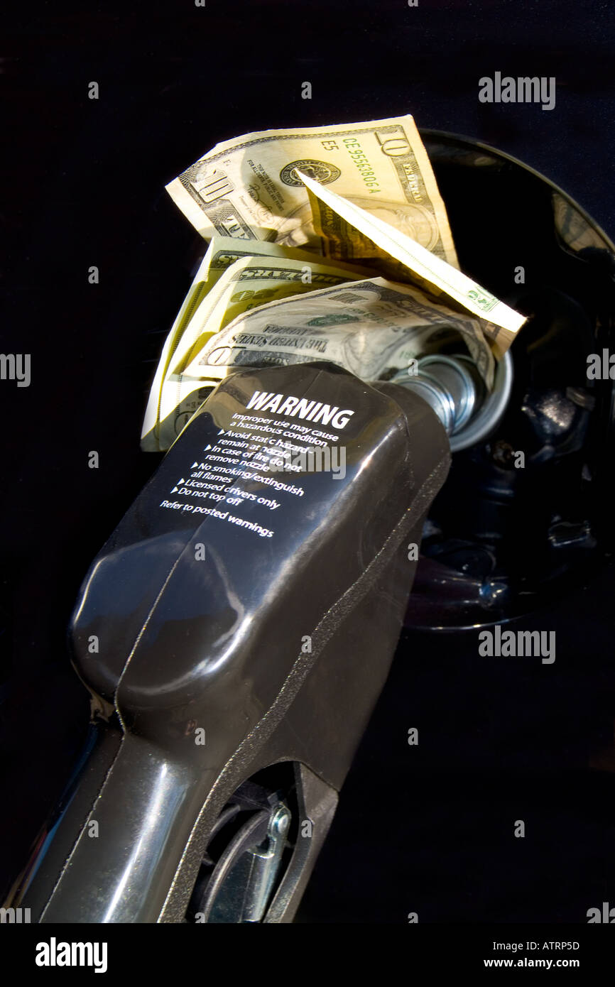 Benzin-Pumpe-Düse und amerikanisches Geld ins Auto Benzintank Stockfoto