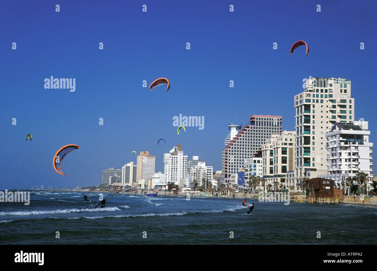 Kite-boarding in Tel Aviv Strand Israel. Stockfoto