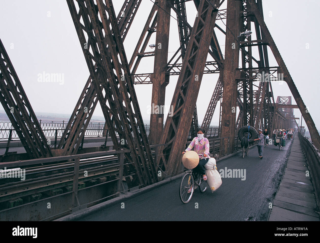 Long Bien-Brücke am Red River Stockfoto