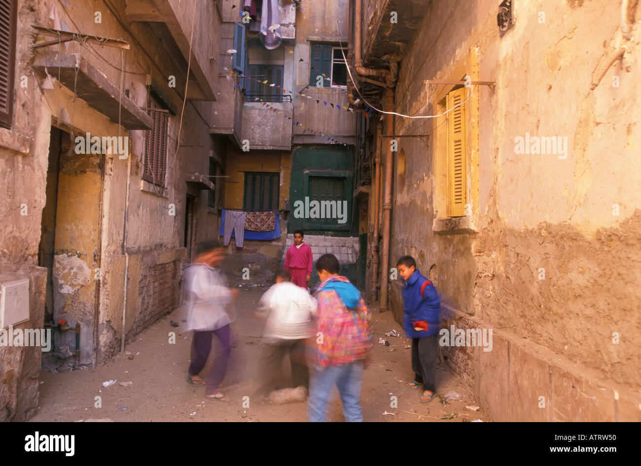 Kinder spielen Fußball in Kairo Ägypten. Stockfoto