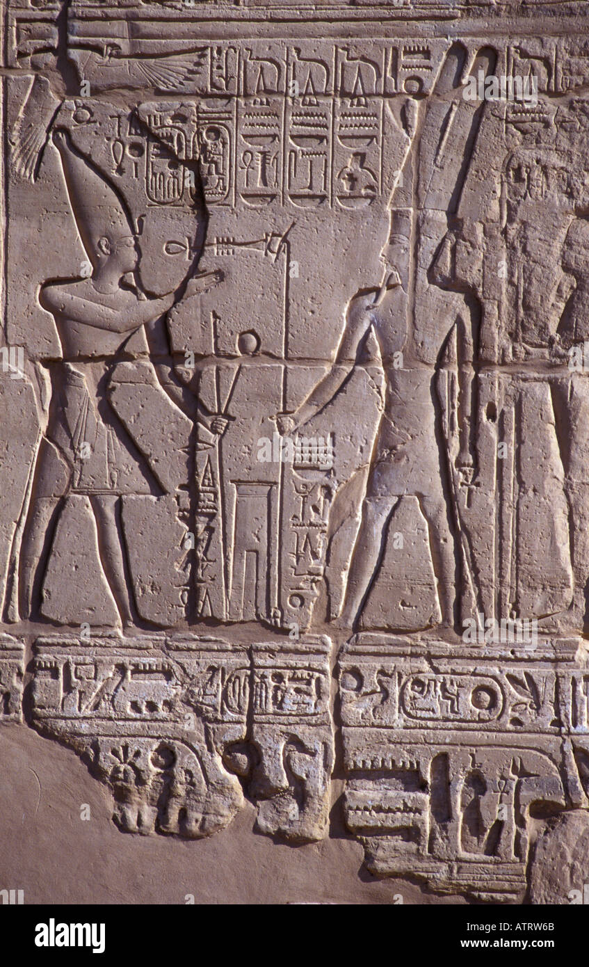 Relief Darstellung Pharaonen auf Karnak Tempel Ägyptens. Stockfoto