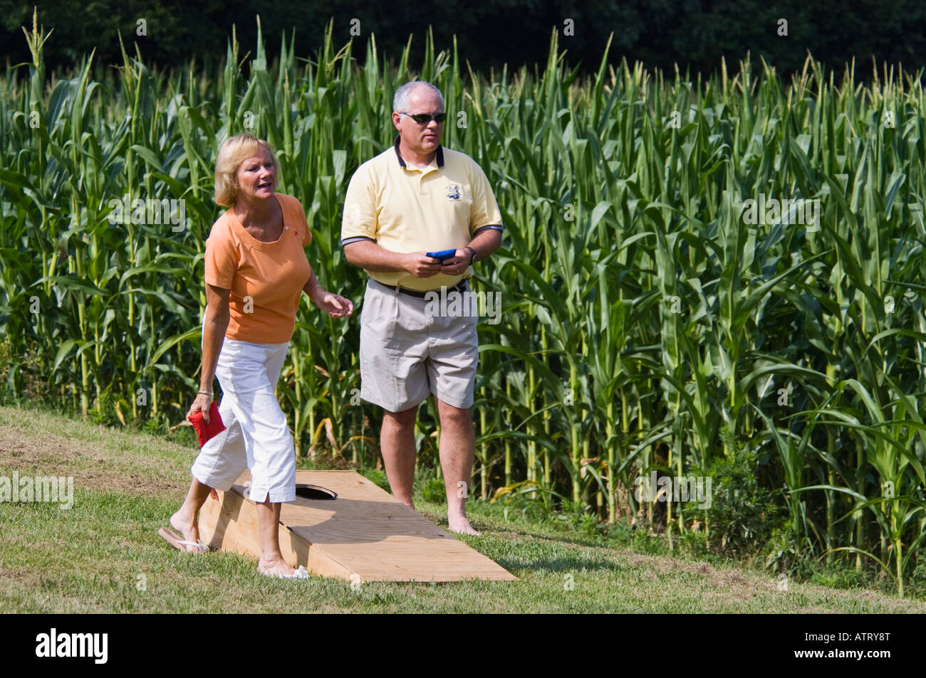 Mann und Frau, die das Spiel der Cornhole neben Feld Mais Harrison County Indiana Stockfoto