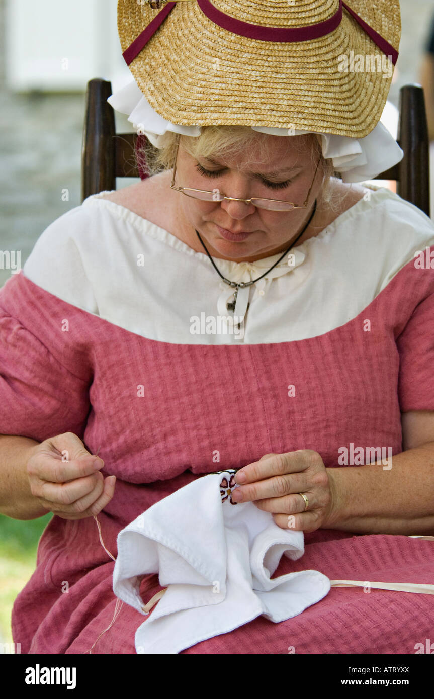 Frau in historischen Kostümen ein Taschentuch an der Indiana Teritory Festival Corydon Indiana Sticken Stockfoto