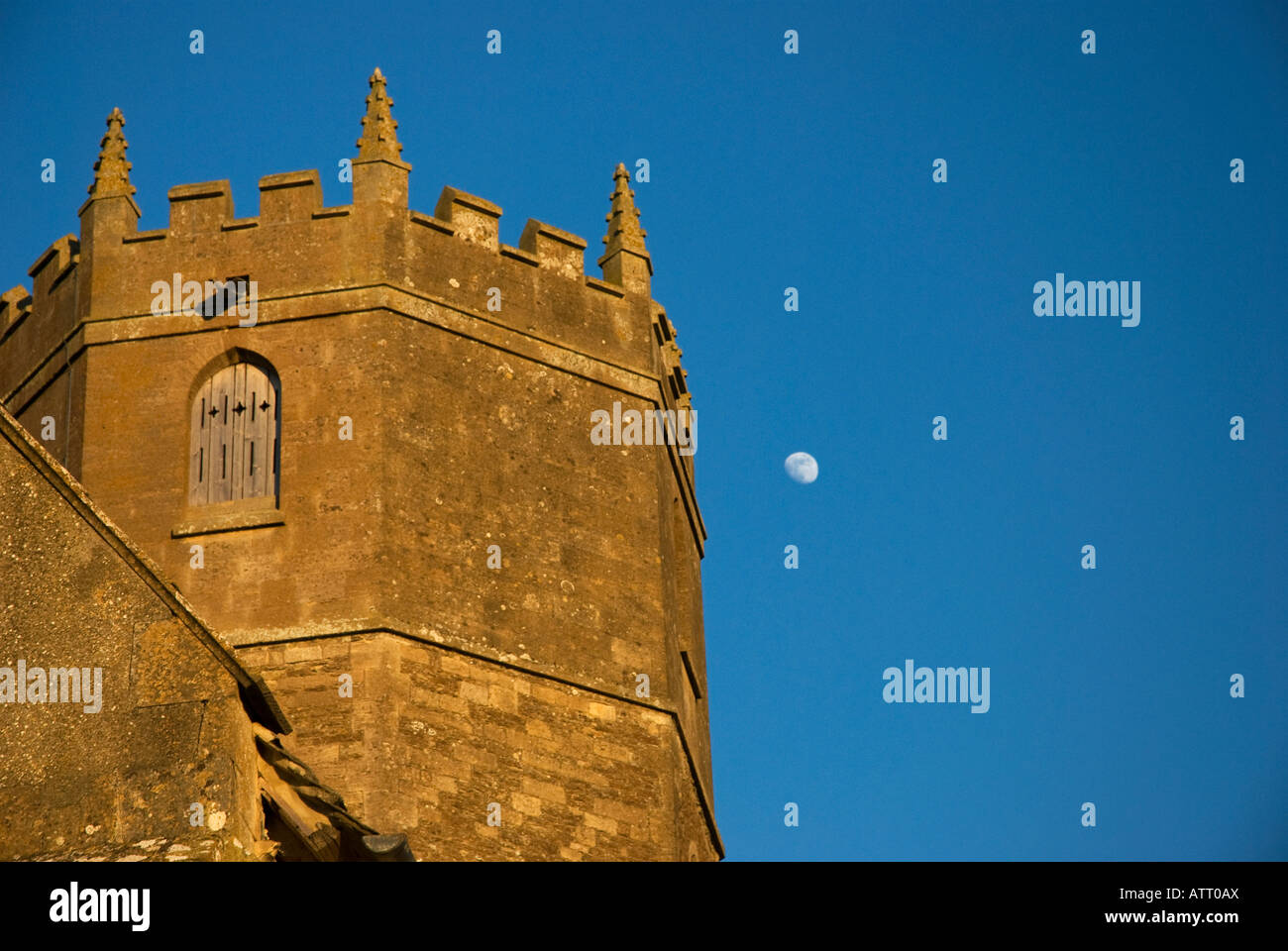 Kirchturm mit Mond im Hintergrund Stockfoto