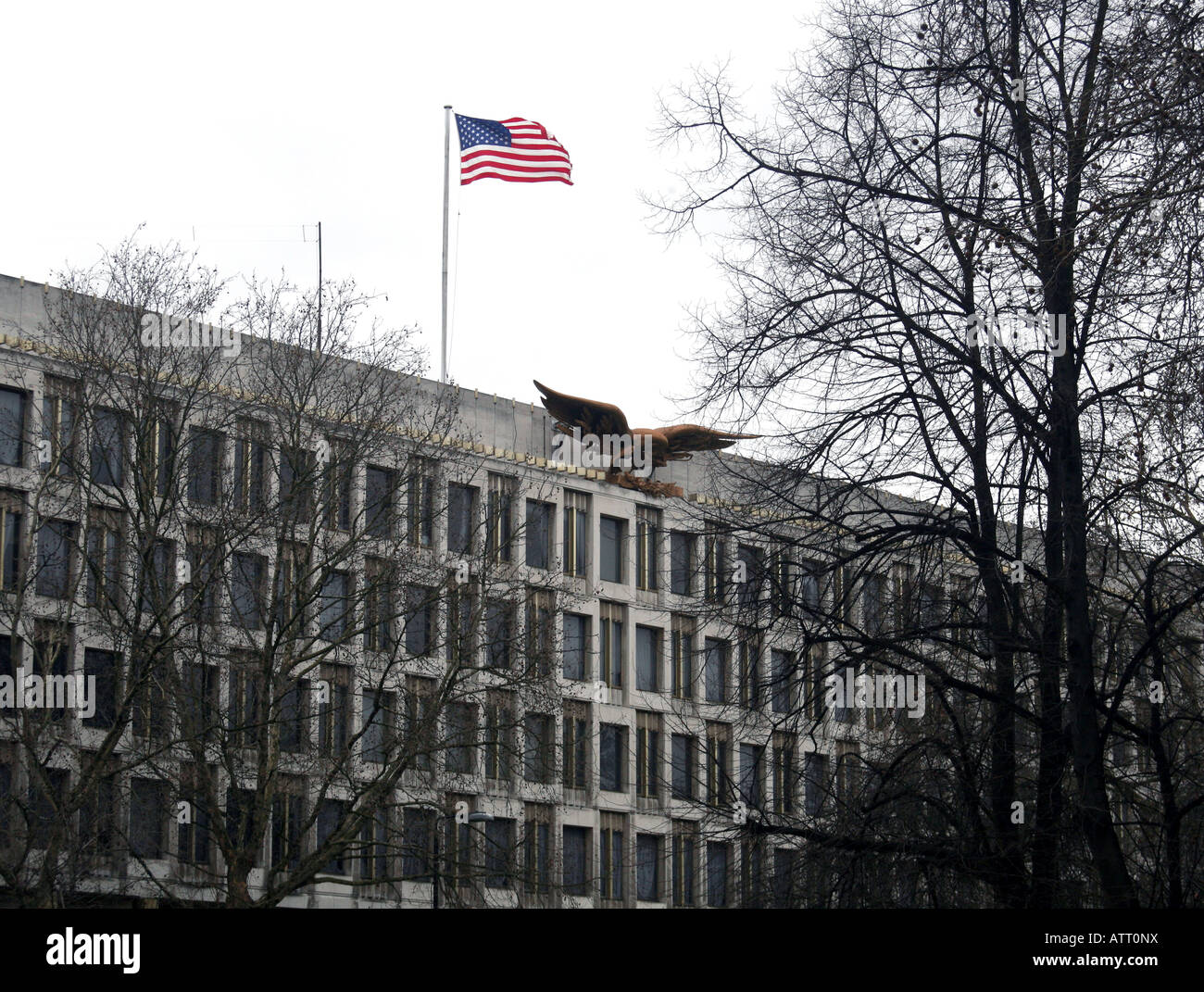 Stars And Stripes fliegt über U S Botschaft in Grosvenor Square in London Stockfoto
