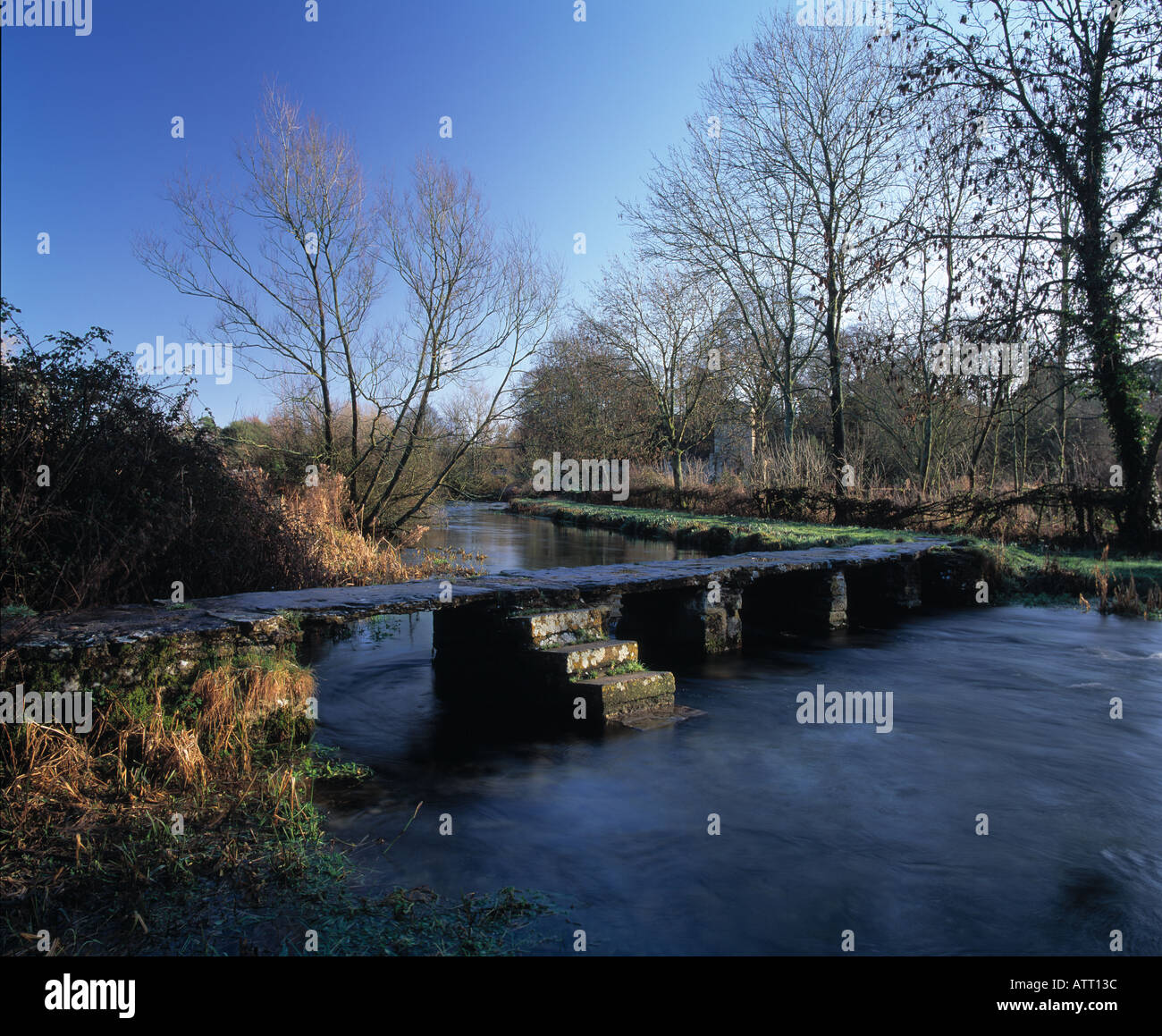 Eine alte Pack Pferd Brücke über den Fluss Leach im englischen Cotswolds Gloucestershire Stockfoto