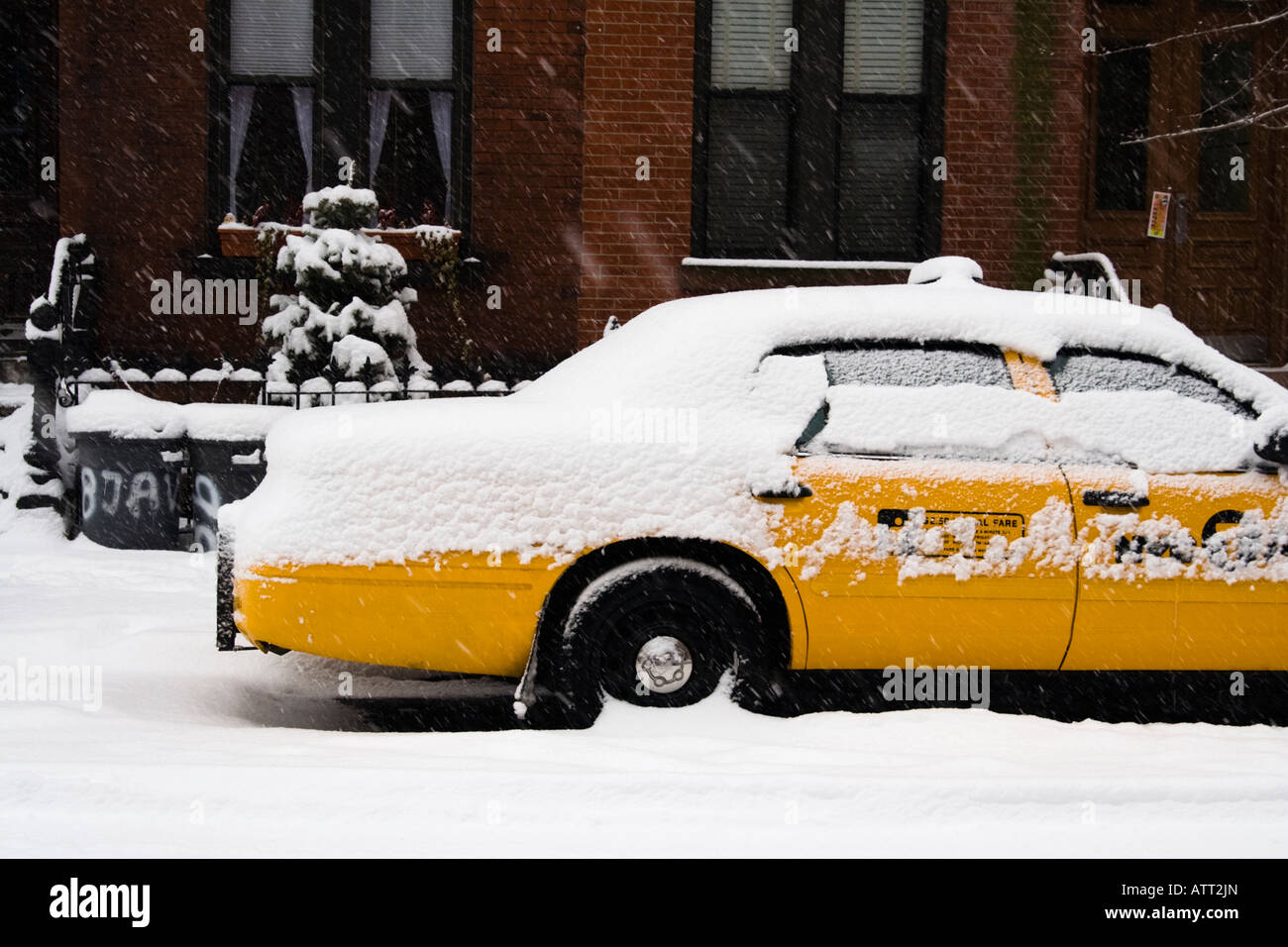 NYC Taxi mit Schnee bedeckt Stockfoto