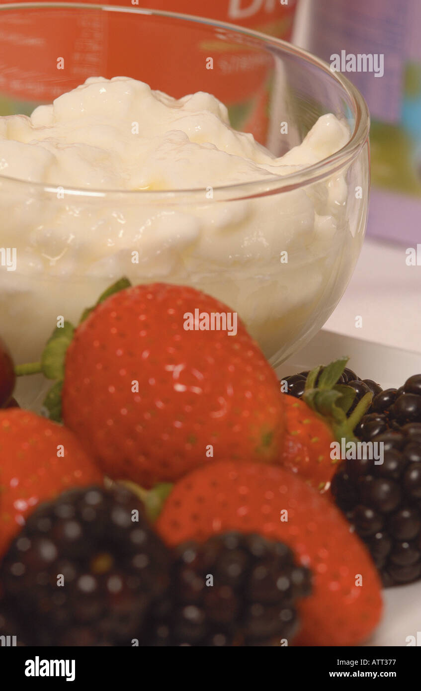 Nahaufnahme der Schüssel mit natürlichem griechischen Joghurt und frischen Obstbeeren Stockfoto