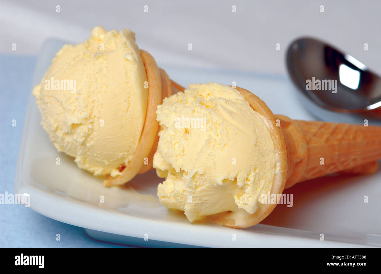 Vanille Eis Cremes in Kornetts auf dem Teller Stockfoto