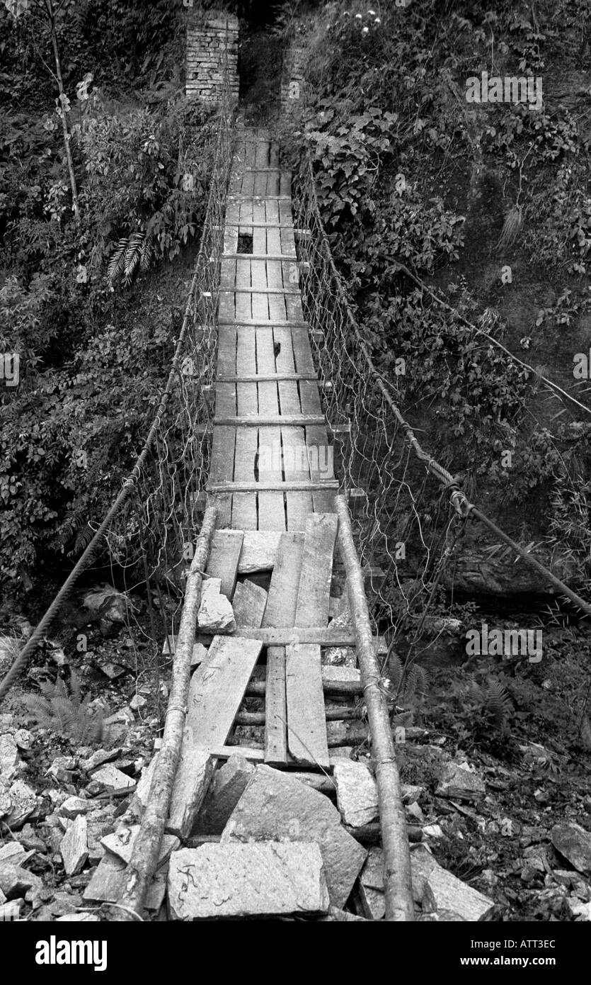 Brücke in einem schlechten Zustand auf trekking Weg Tolka Nepal 2003 Fuß Stockfoto