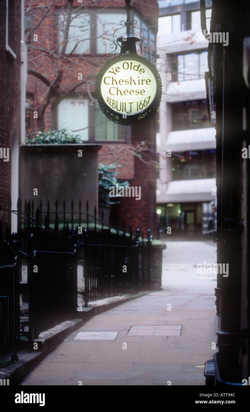 Zeichen für alte Pub in Durchgang in der City of London-UK Stockfoto
