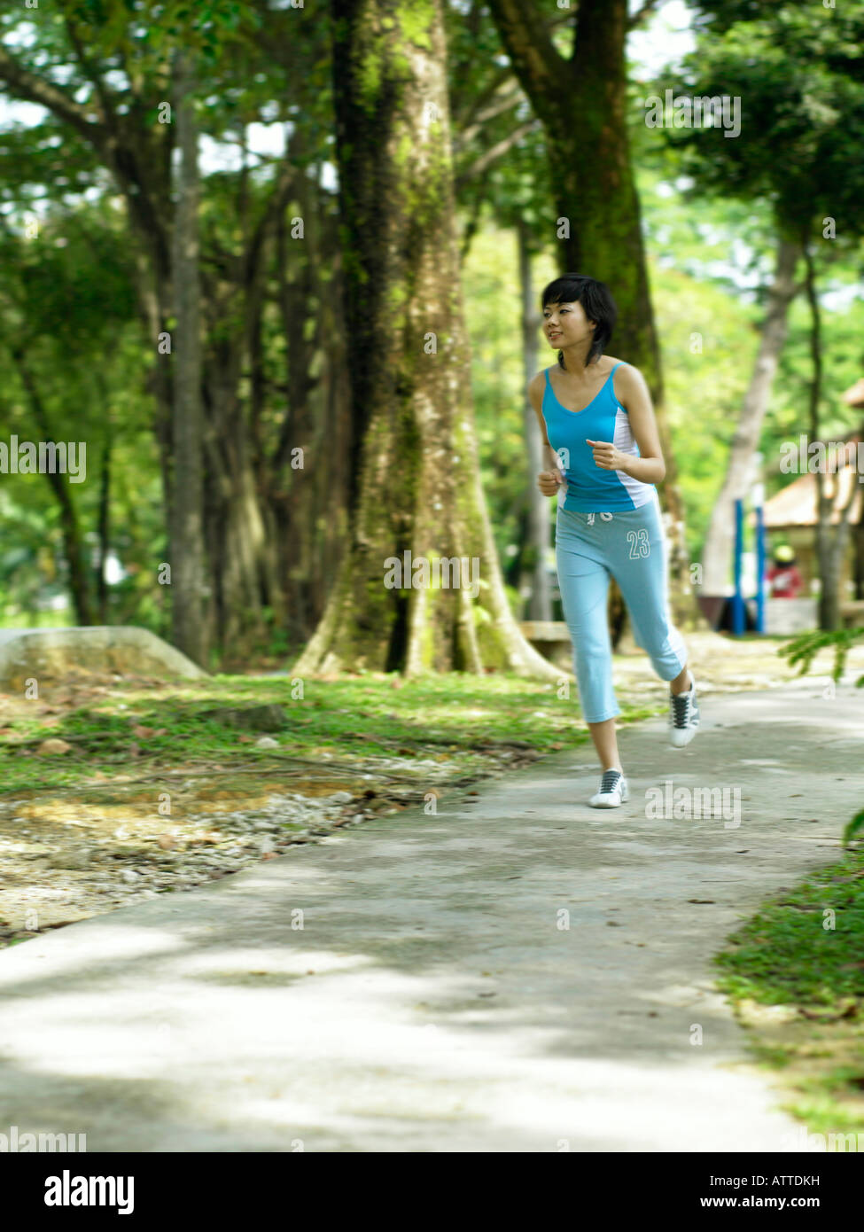 junge Frau im Park Joggen Stockfoto