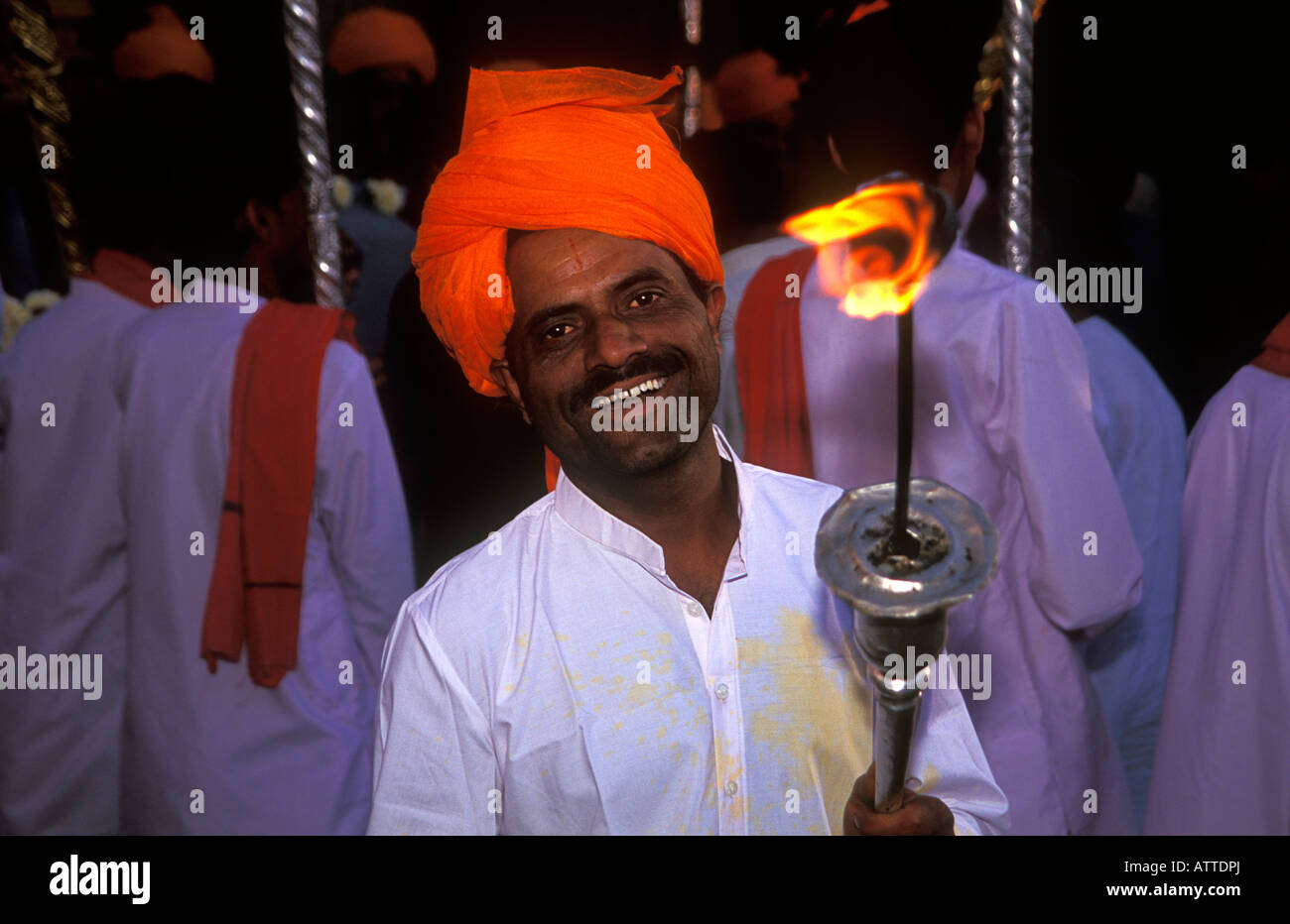 Mann bei einer Parade in Pushkar, die Durchführung einer Flamme Stockfoto