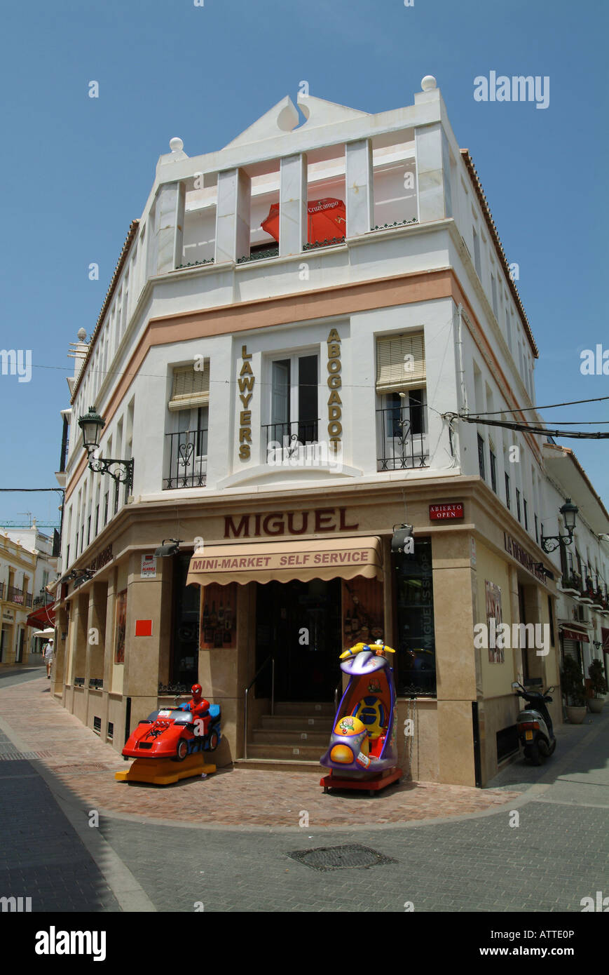 Nerja. Straßen von Nerja. Geschäfte, Einkaufsmöglichkeiten, Touristen. Costa del Sol-Provinz von Malaga. Andalucia. Andalusien. Spanien. Stockfoto