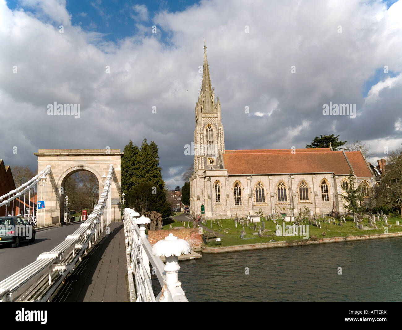 Brücke über die Themse und Allerheiligen Kirche Marlow Buckinghamshire UK Stockfoto