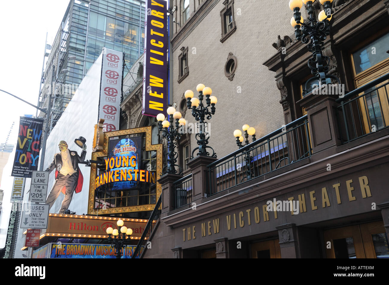 West 42nd Street in Manhattan hat mehrere historische Theater, die renoviert wurden. Das New Victory Theatre eröffnet im Jahre 1900. Stockfoto