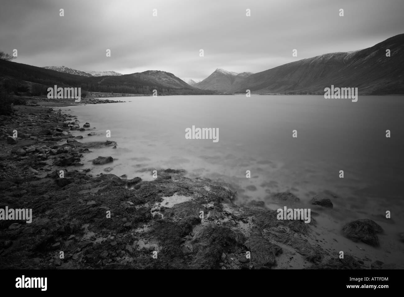 Robuste, Stimmung-gefüllte Blick auf Loch Etive, Schottland in schwarz / weiß Stockfoto
