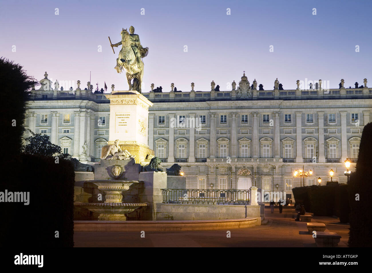 Palacio Real und Statue Felipe IV am Plaza de Oriente in Madrid bei Dämmerung, Madrid, Spanien, Europa, EU Stockfoto