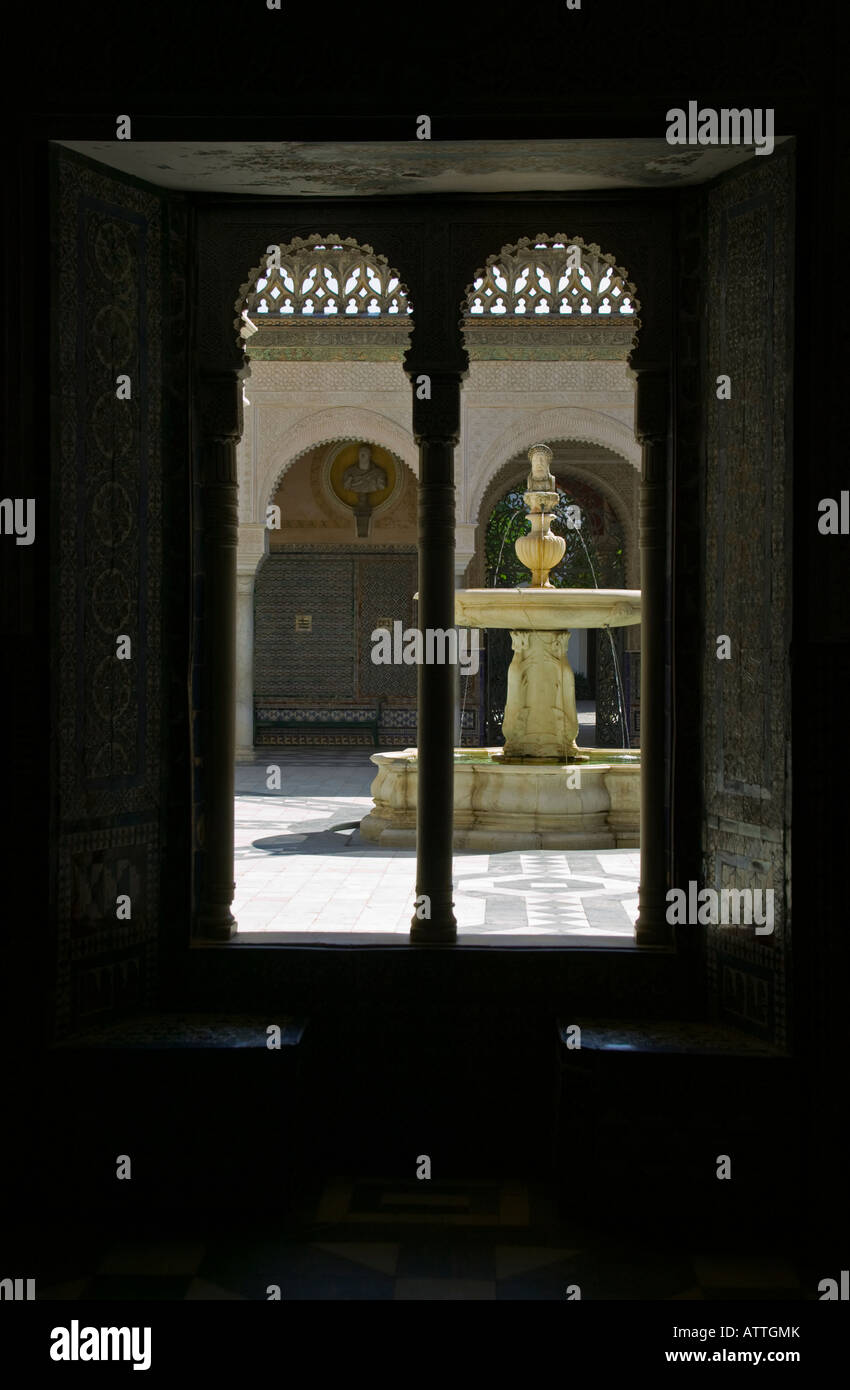 Blick durch Sillhouetted gewölbte Fenster in Hof, Casa de Los Pilatos, "Pilates House", Sevilla, Sapin, Andalusien Stockfoto
