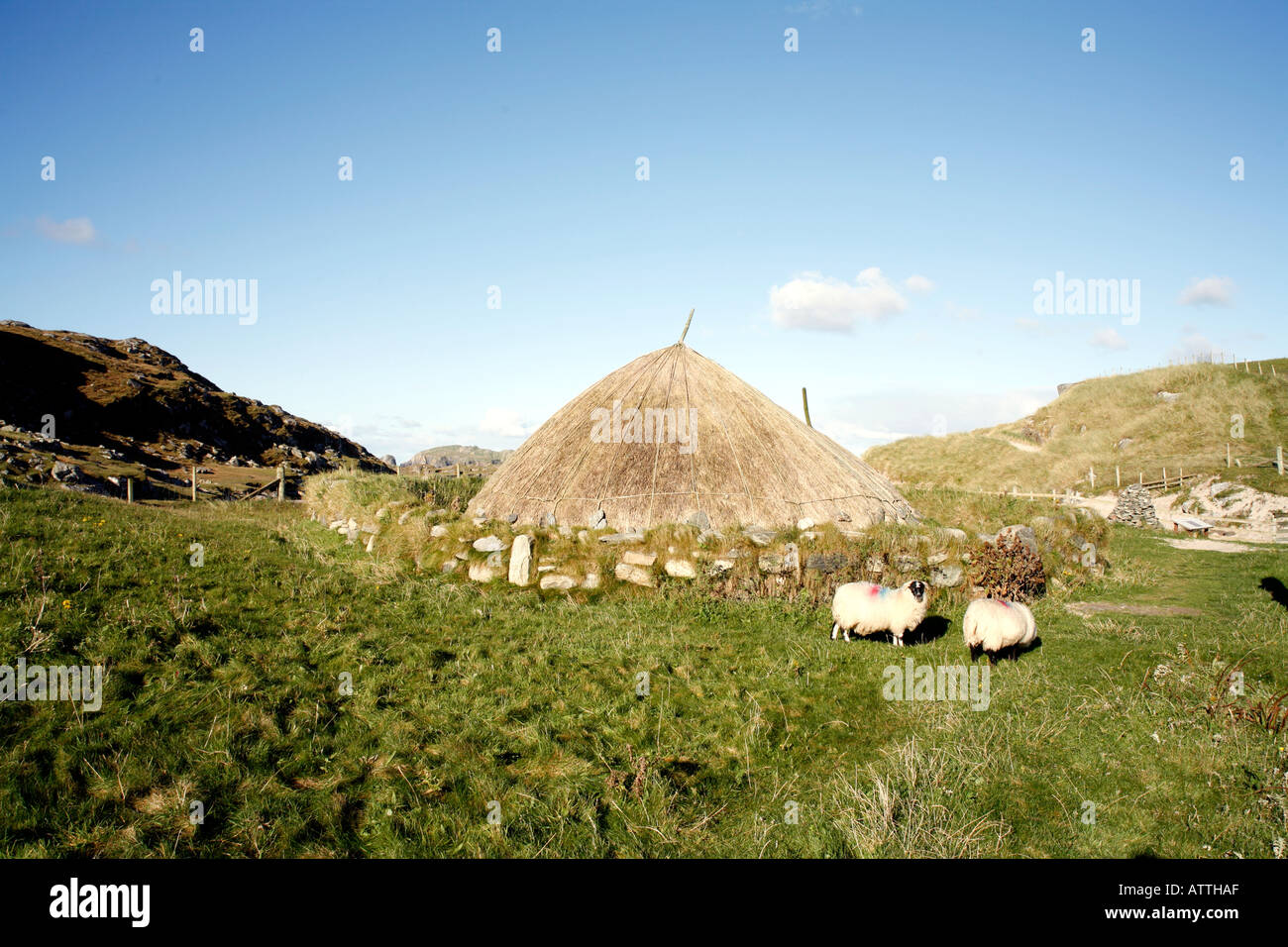 Rekonstruiertes Eisenzeit Haus am Bostadh, Beach, Great Bernera, Bernaraigh, Isle of Lewis äußeren Hebriden, Schottland Stockfoto