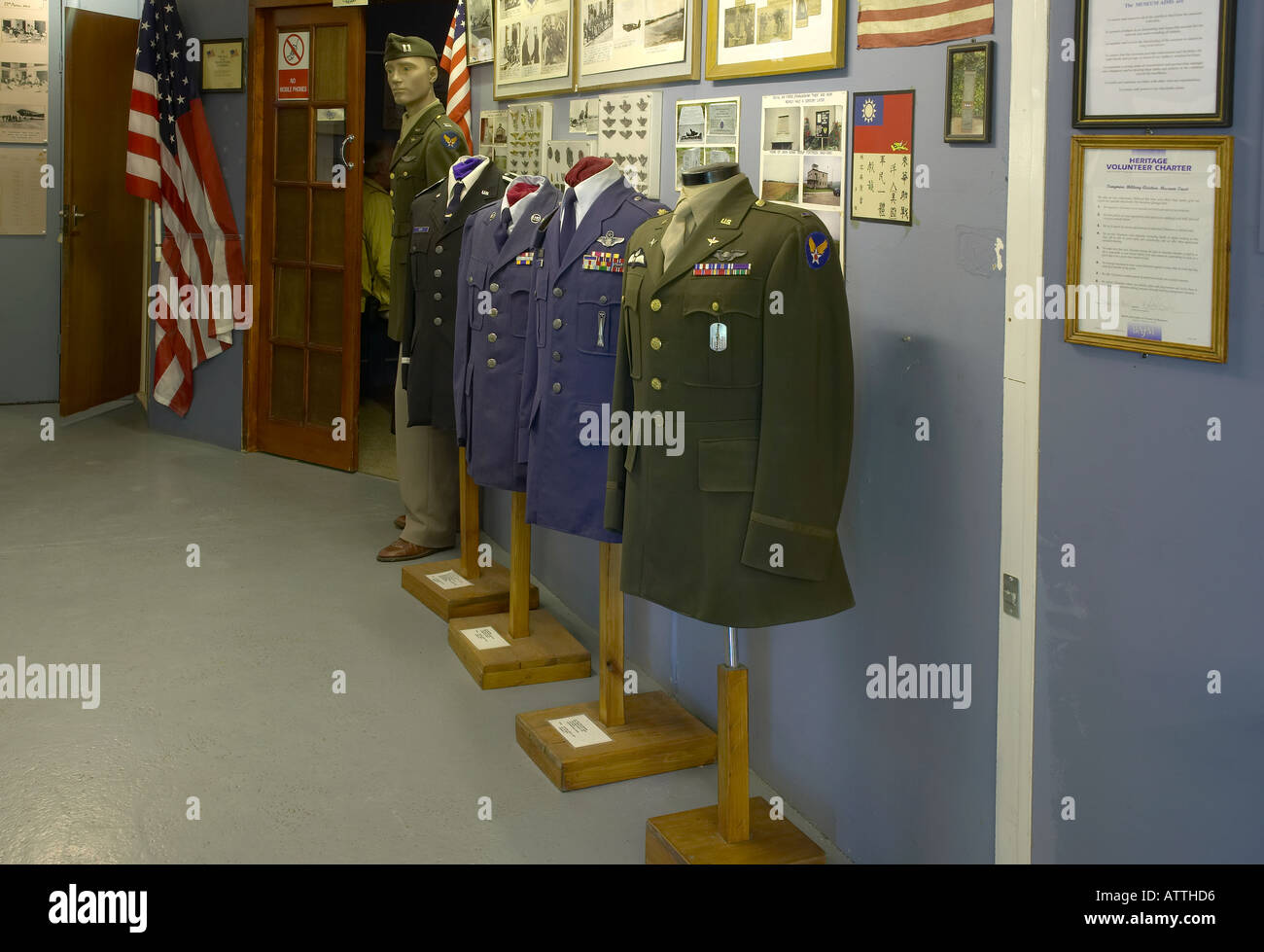 Amerikanische militärische Uniformen auf Anzeigen Tangmere Military Aviation Museum, Sussex, England Stockfoto