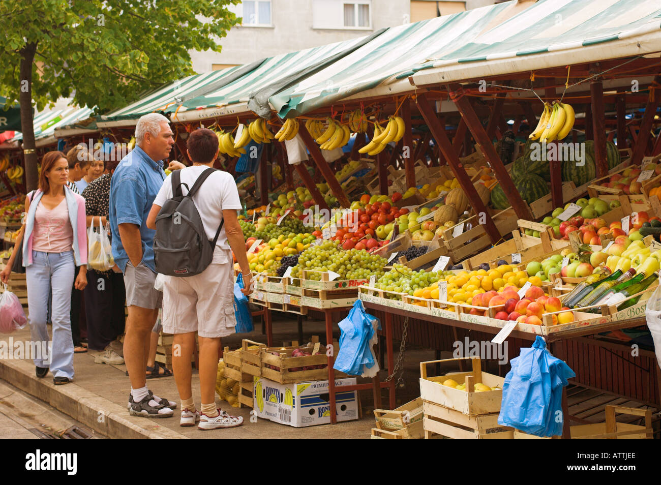 Obst und Gemüse Stände am Markt in der Altstadt von Zadar Kroatien Stockfoto
