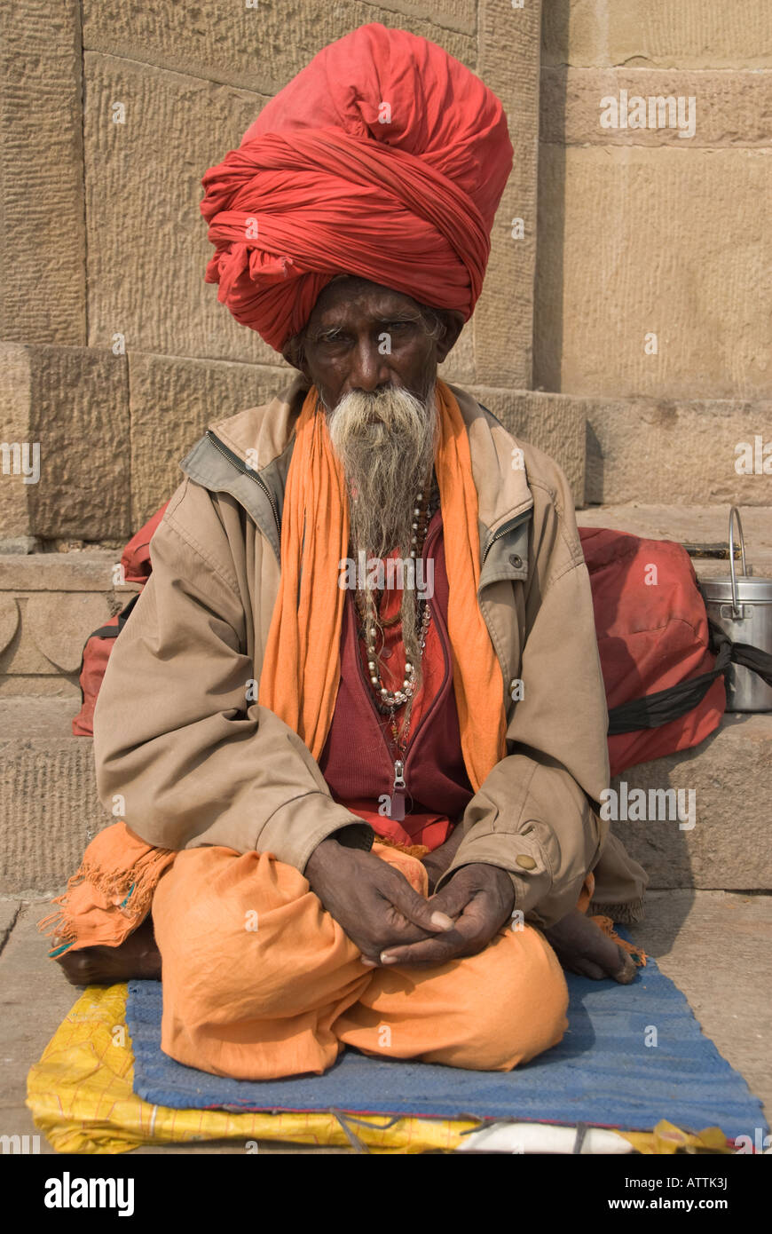 Nahaufnahme von einem indischen Sadhu mit Turban und fließt Schnurrbart und Bart. Stockfoto