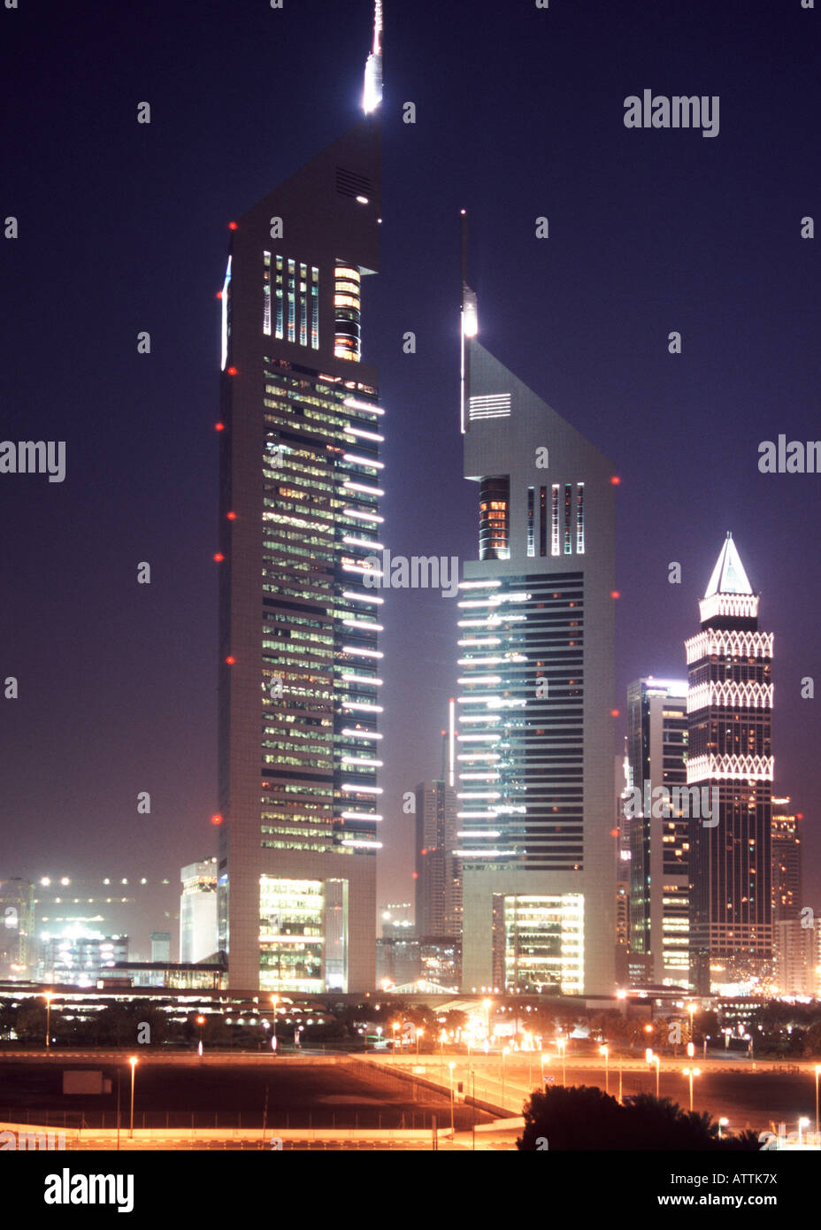 Dubai Skyline Emirates Towers Asien Vereinigte Arabische Emirate in der Abenddämmerung Stockfoto