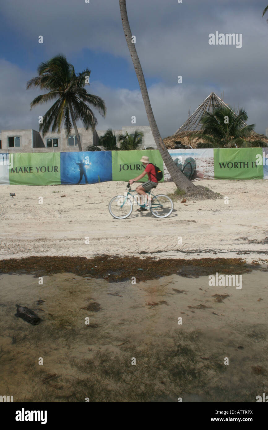 Als Tourist sieht die wechselnde Landschaft entlang des Strandes auf Ambergris Caye, Belize, wo der Tourismus der wichtigste Aufenthalt der Wirtschaft ist Stockfoto