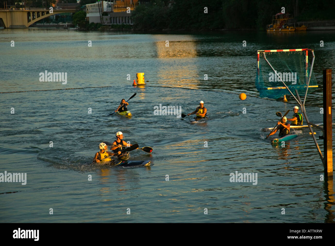 Kajak, Wasserball, Wassersport am Fluss Guadalquivir, Sevilla, Andalusien  Stockfotografie - Alamy