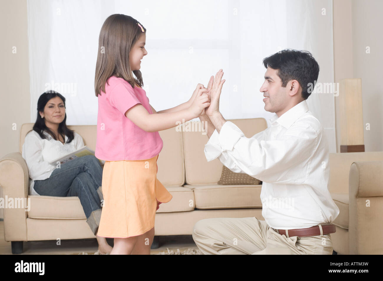 Seitenansicht eines Mitte erwachsenen Mannes spielen Händeklatschen Spiel mit seiner Tochter Stockfoto