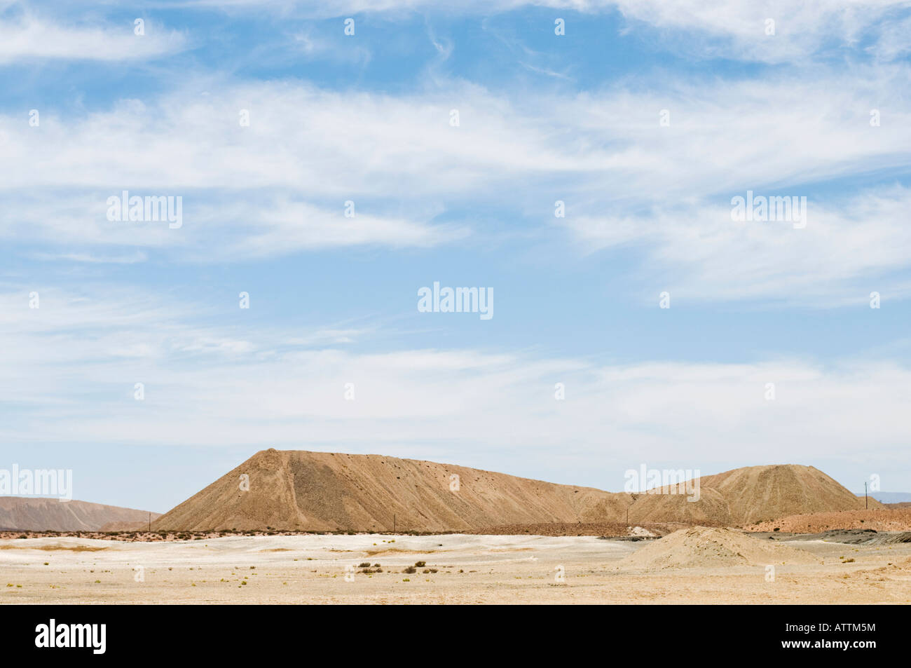 Straße und Wüste im Namaqualand in Südafrika mit Diamant Bergematerial von Bergbau in der Umgebung Stockfoto