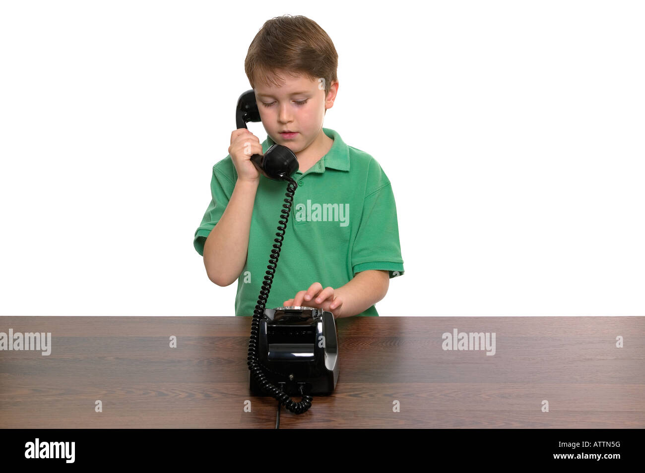 Junge Wählen einer Nummer auf einem retro Telefon weißer Hintergrund Stockfoto