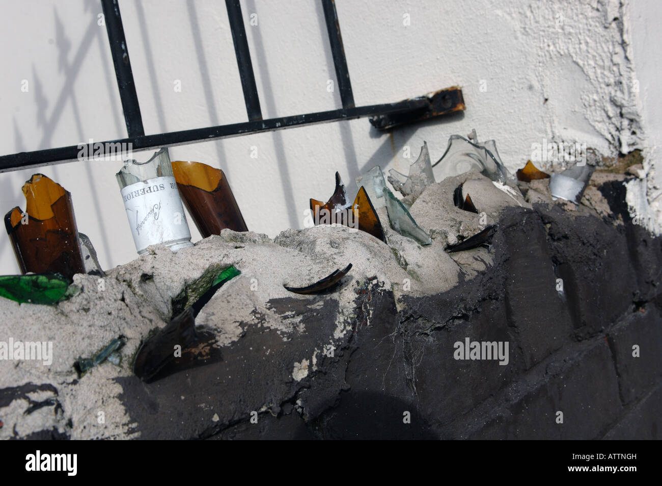 Zerbrochenes Glas Sicherheit Deterant auf einer Wand Stockfoto