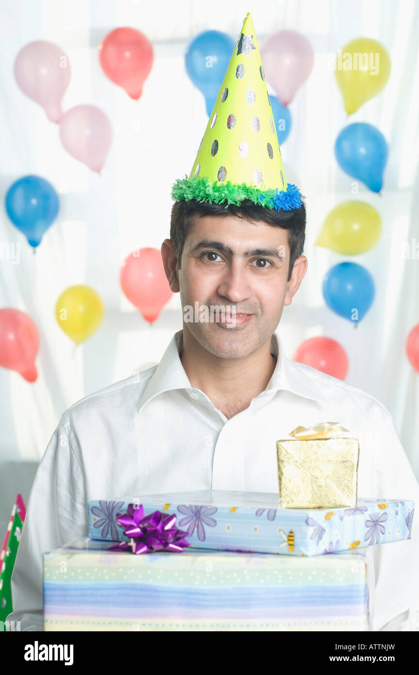 Mitte erwachsener Mann einen Geburtstag Hut und lächelnd Stockfoto