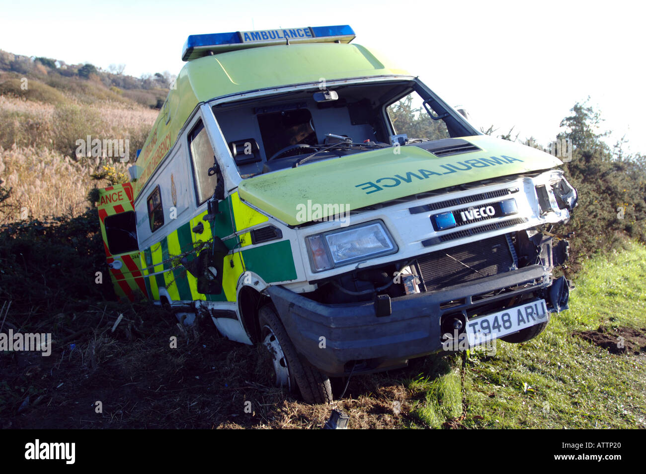 Ein Krankenwagen, der auf dem Weg zu einem Notfall abgestürzt Stockfoto