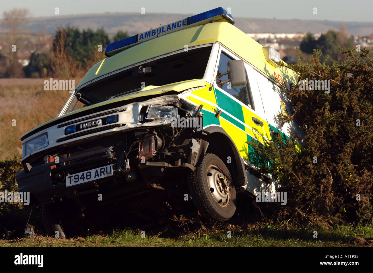 Ein Krankenwagen, der auf dem Weg zu einem Notfall abgestürzt Stockfoto
