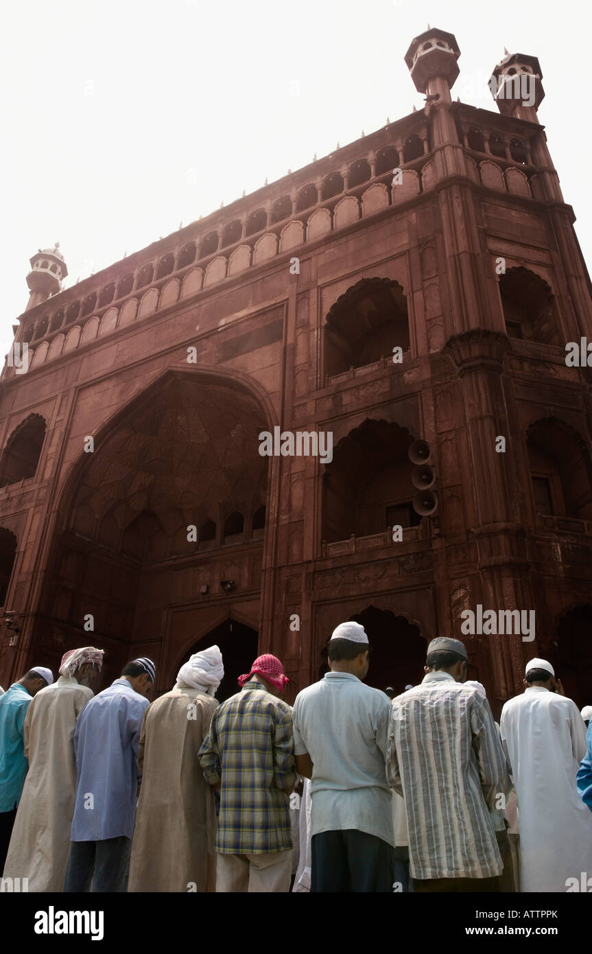Gruppe von Menschen, die in einer Moschee zu beten Stockfoto