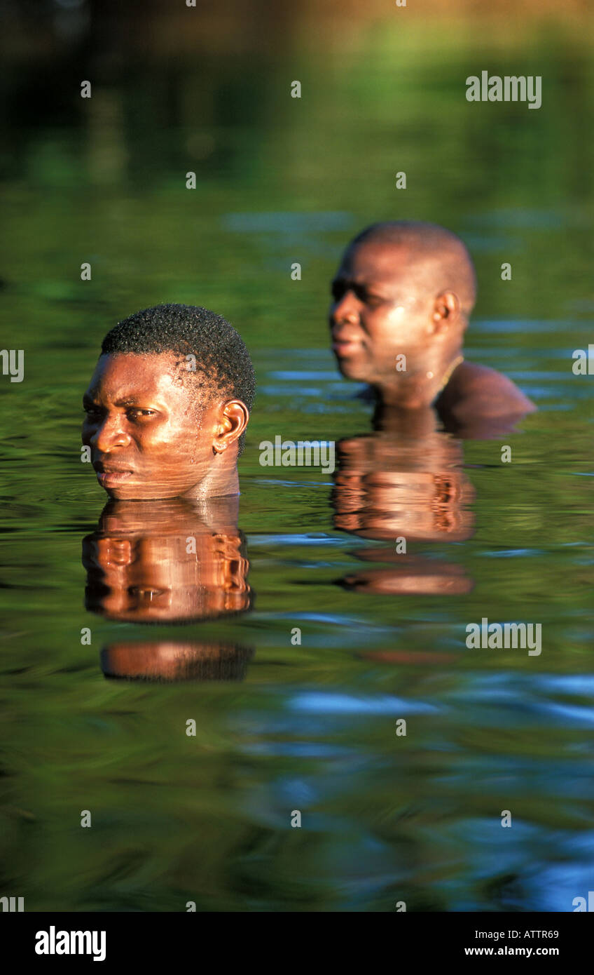 Kumalu Saramaccan Schwimmen im Fluss Rio Pikin Stockfoto