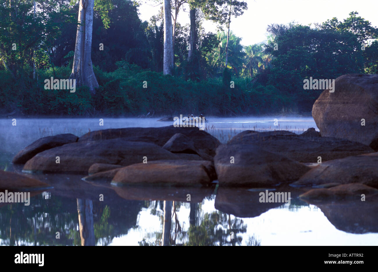 Kumalu Saramaccans in einem ausgegraben Kanu auf dem Fluss Rio Pikin Stockfoto