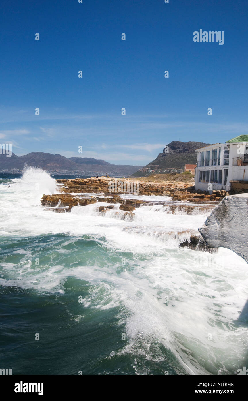 Fish Hoek Hafen mit brechenden Wellen auf die False Bay Küste von Kap-Halbinsel in der Nähe von Cape Town, South Africa Stockfoto