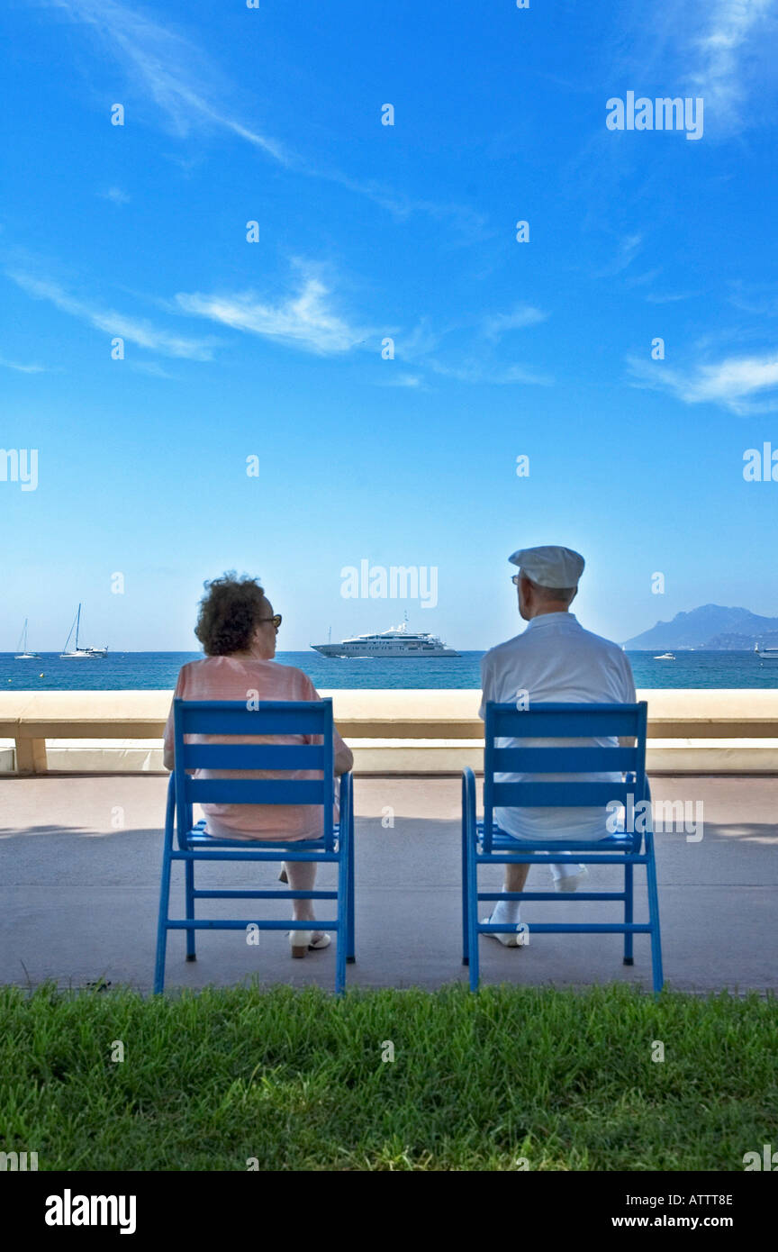 CANNES, FRANKREICH, ZWEI MÜDE ERWACHSENE SENNIORS SITZEN AUF IHRE URLAUBSZEIT Stockfoto