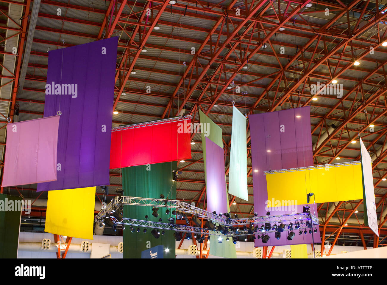 Gantry Beleuchtung und dekorative hängenden Material in Earls Court London Stockfoto