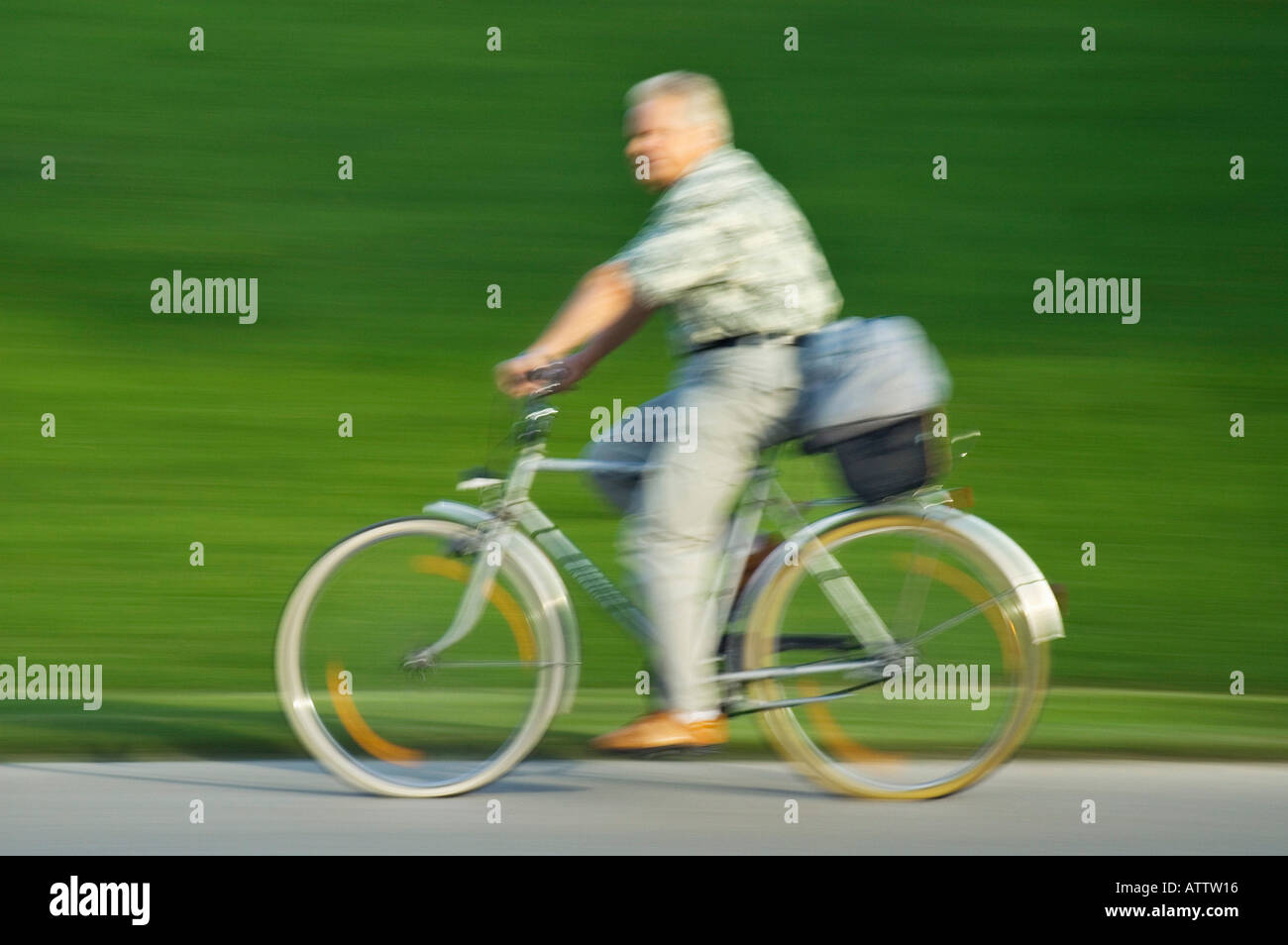 FAHRRAD FAHREN Stockfoto