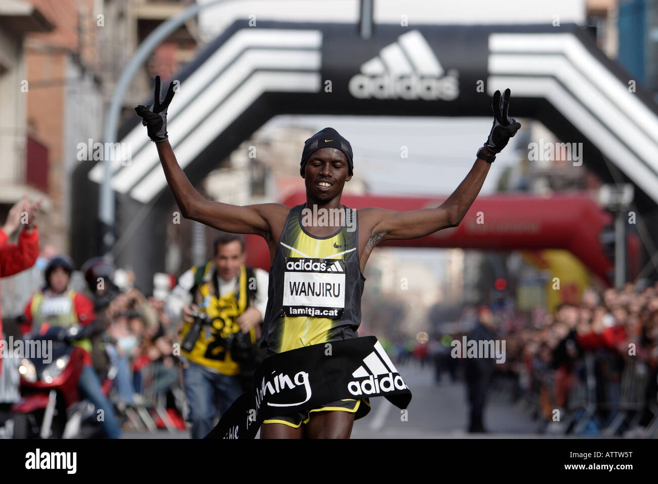 Ankunft des Siegers beim Halbmarathon von Granollers, Barcelona, Spanien Stockfoto